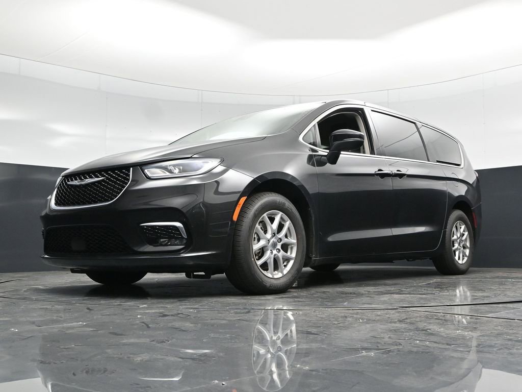 Used 2023 Chrysler Pacifica Touring-L FWD image 57