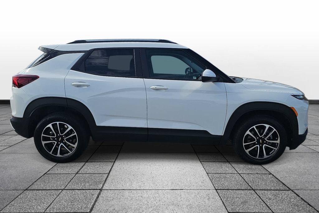 Used 2025 Chevrolet TrailBlazer LT FWD image 4