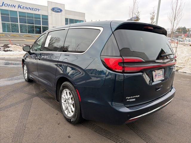 Used 2023 Chrysler Pacifica Touring-L image 6