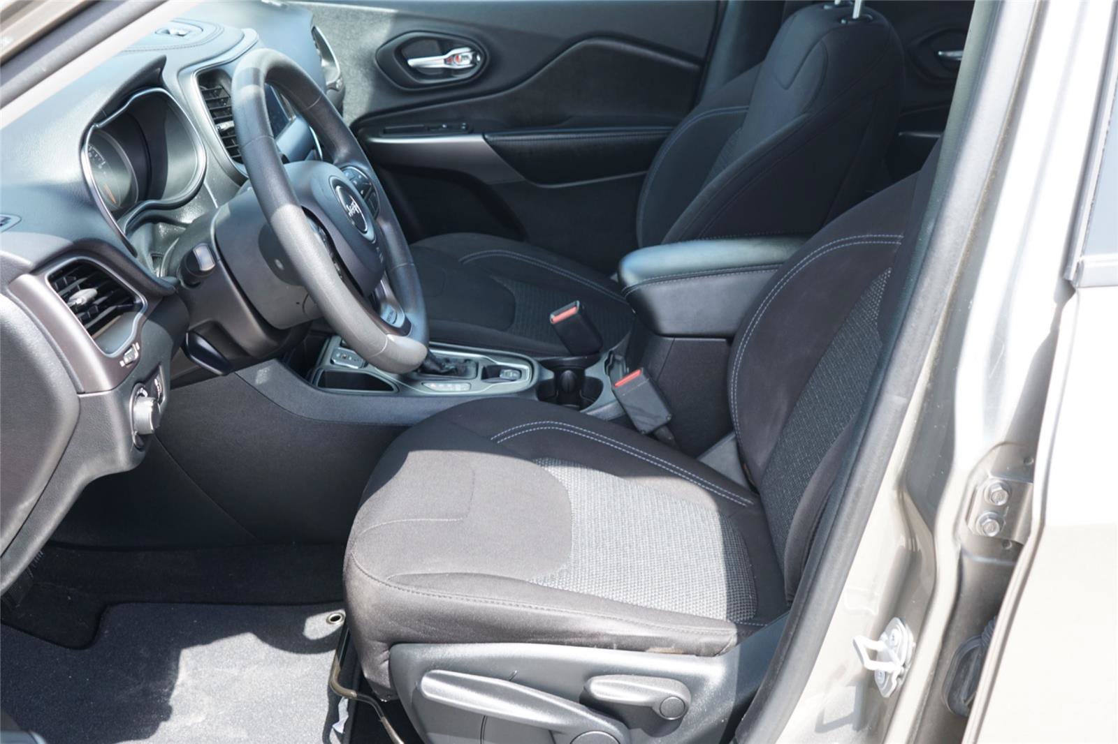 Used 2020 Jeep Cherokee Latitude FWD image 9