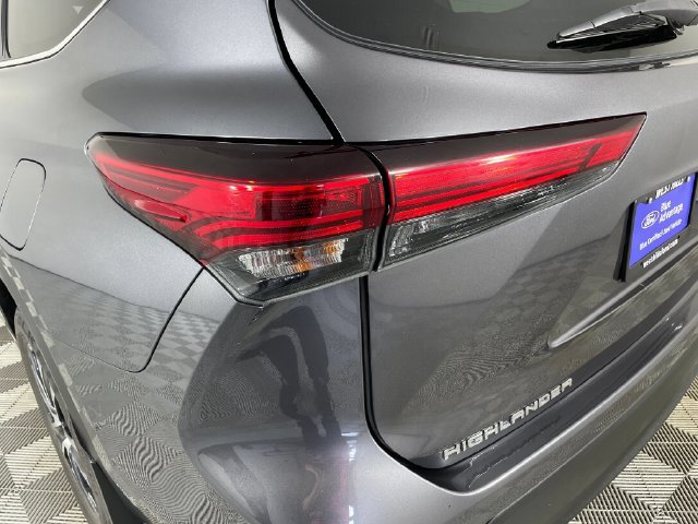 Used 2020 Toyota Highlander XLE AWD/4WD image 18