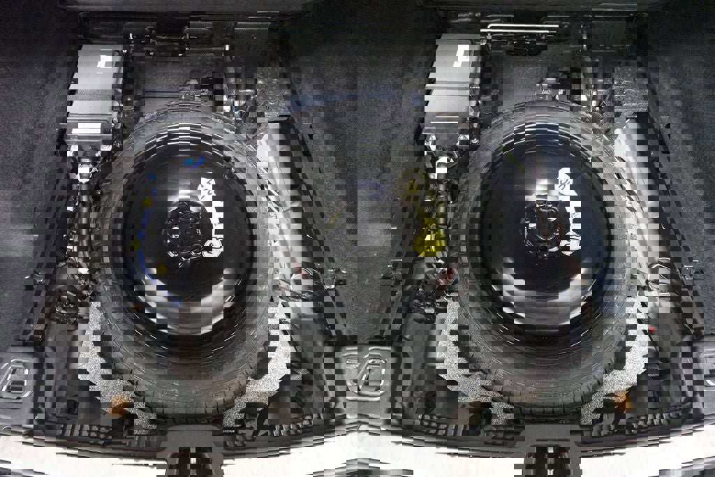 Used 2023 Volvo XC60 B5 Core image 28