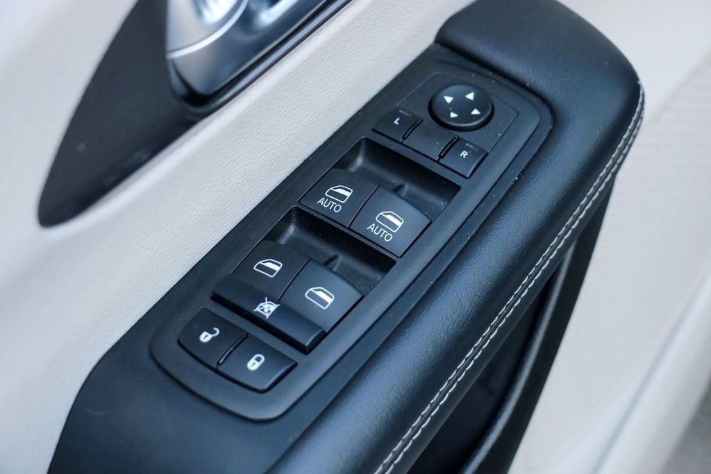 Used 2023 Chrysler Pacifica Touring-L FWD image 15
