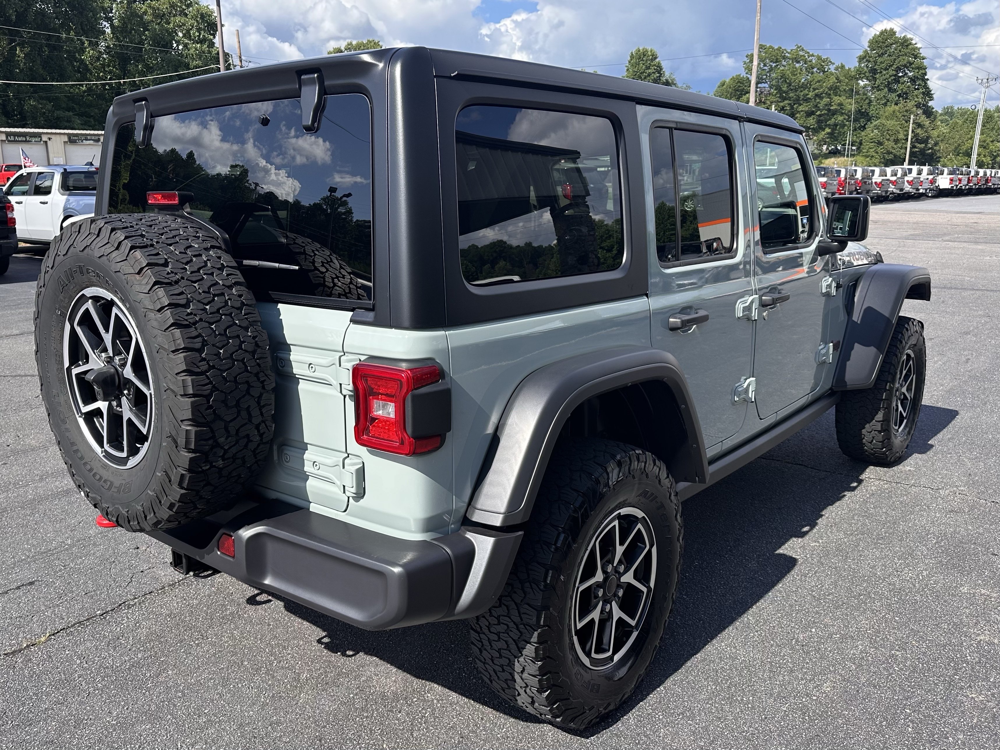 Used 2024 Jeep Wrangler Unlimited Rubicon w/ Convenience Group AWD/4WD image 6