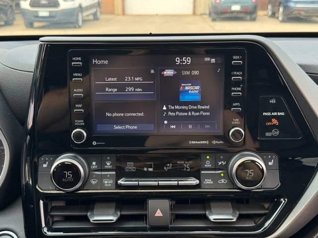 Used 2020 Toyota Highlander XLE AWD/4WD image 3