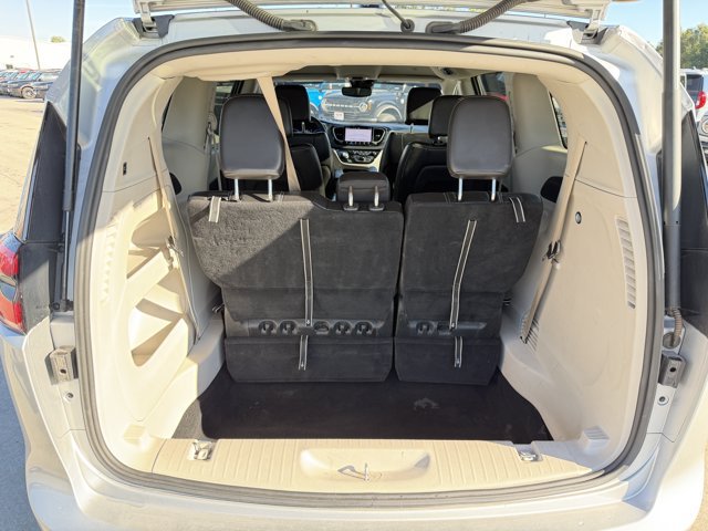 Used 2024 Chrysler Pacifica Touring-L FWD image 14