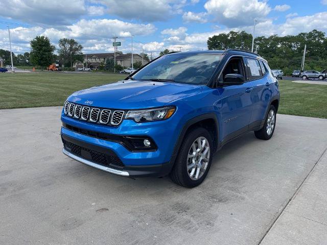 Used 2025 Jeep Compass Limited AWD/4WD image 2
