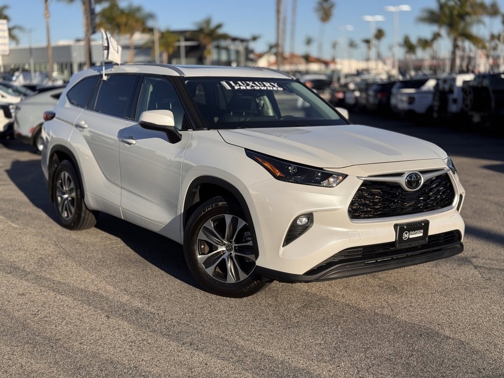 Used 2022 Toyota Highlander XLE image 2