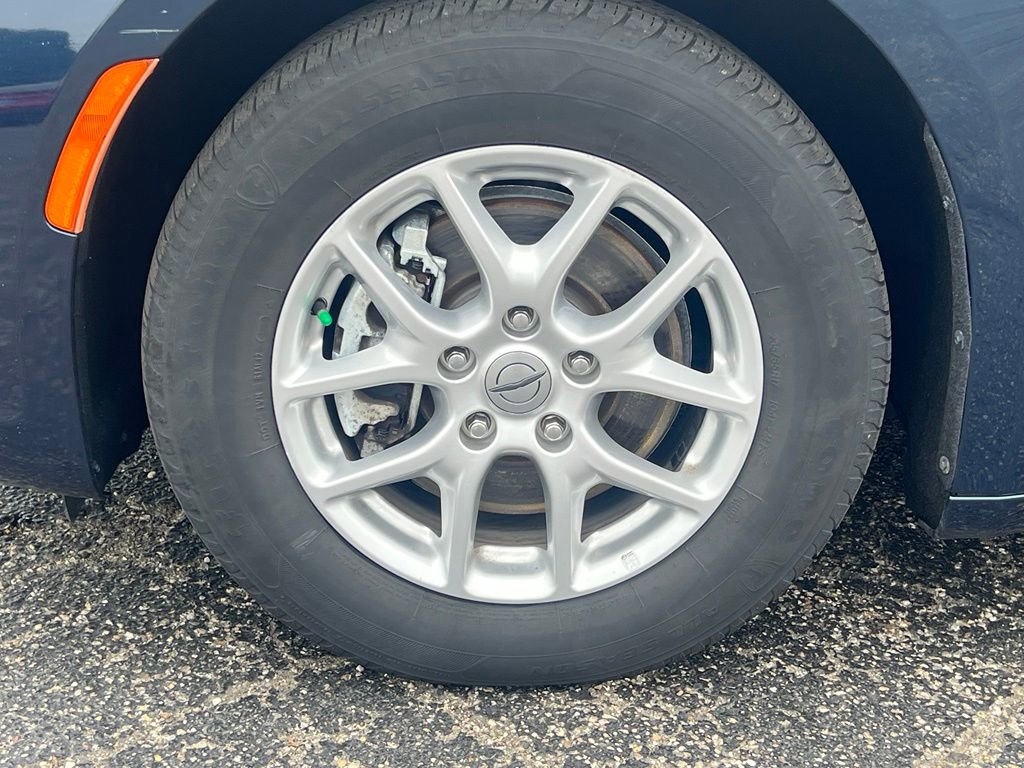 Used 2023 Chrysler Pacifica Touring-L FWD image 5