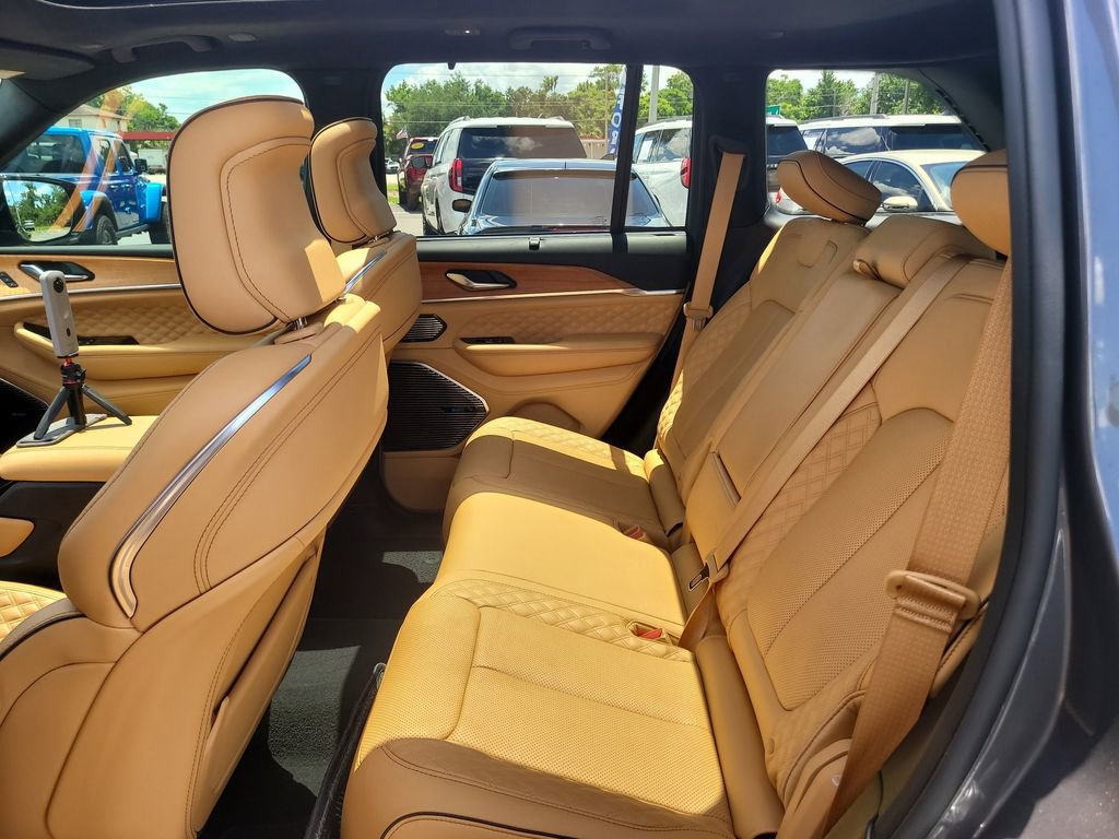 Used 2024 Jeep Grand Cherokee Summit AWD/4WD image 11