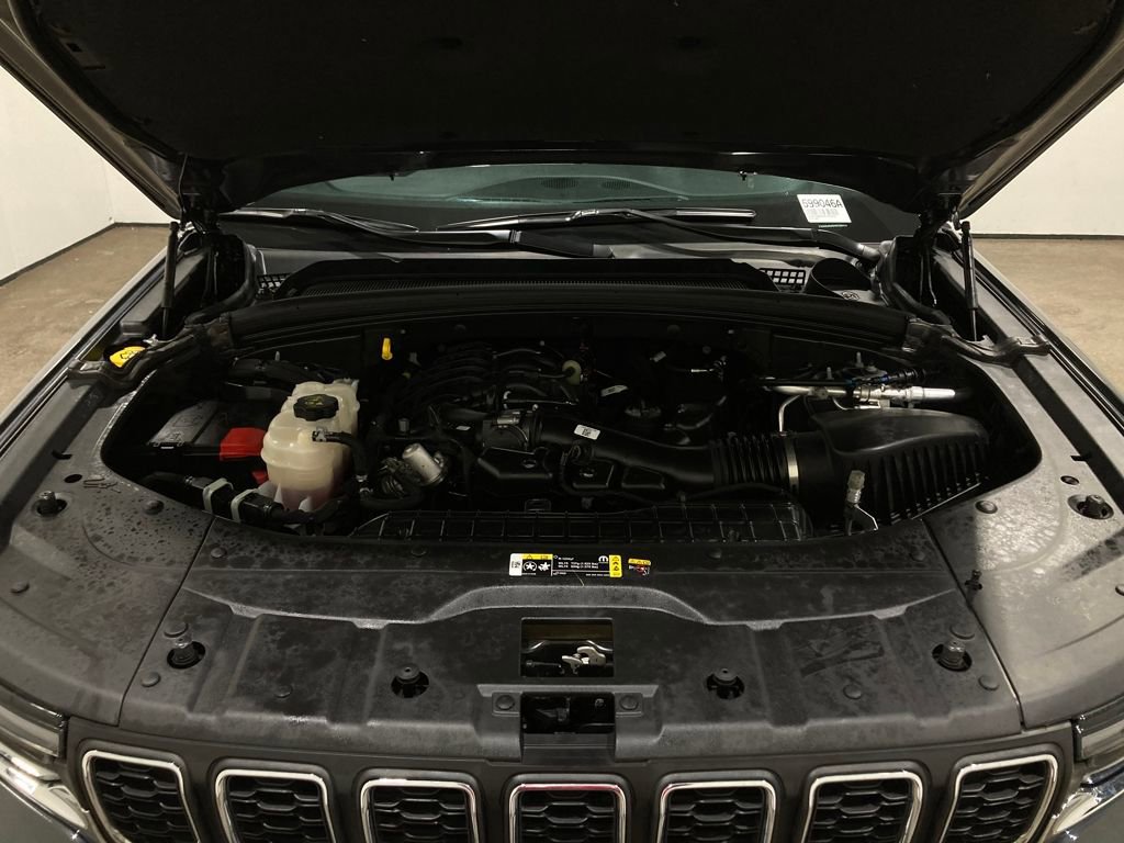 Used 2025 Jeep Grand Cherokee Laredo X image 14