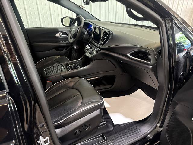 Used 2025 Chrysler Pacifica Limited FWD image 34