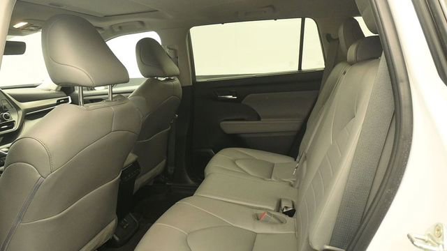 Used 2023 Toyota Highlander XLE AWD/4WD image 10