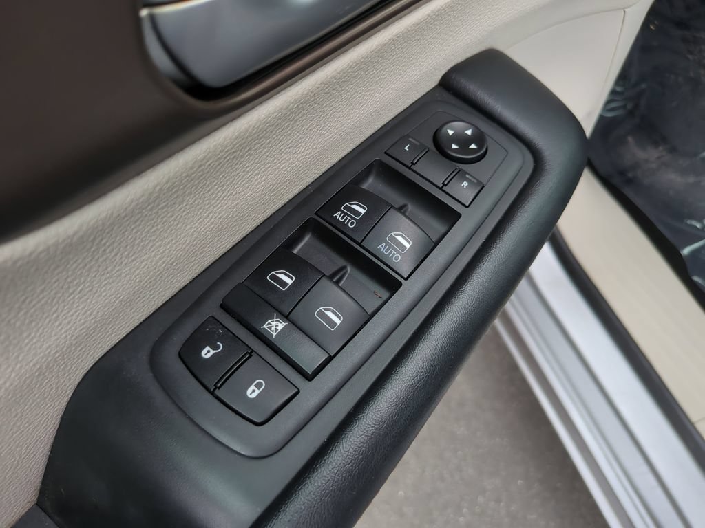 Used 2018 Chrysler Pacifica Touring-L FWD image 21