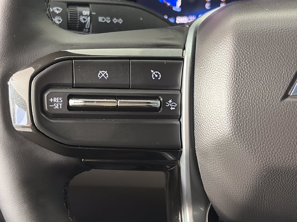 Used 2025 Chevrolet Colorado ZR2 w/ Technology Package AWD/4WD image 17