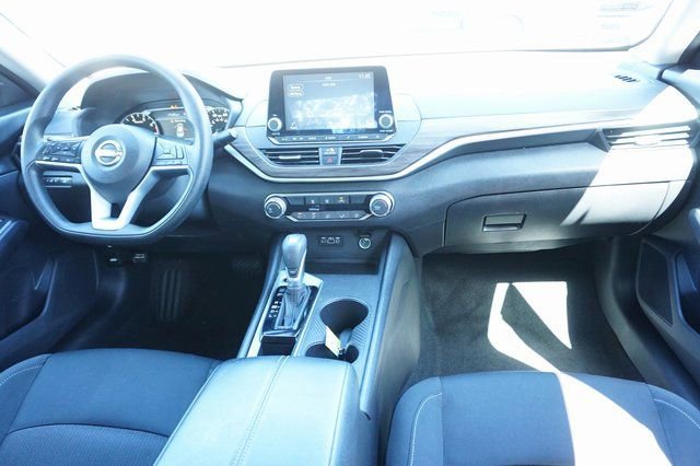 Used 2025 Nissan Altima 2.5 SV image 10
