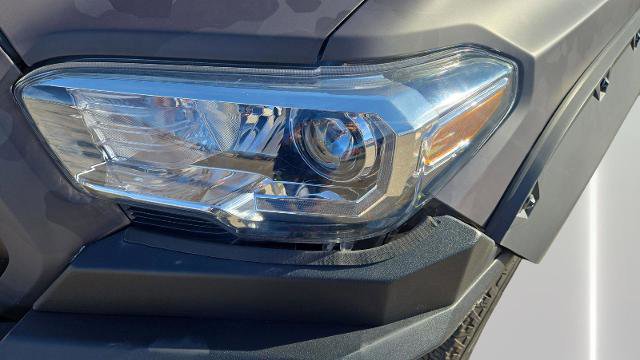 Used 2018 Toyota Tacoma TRD Off-Road w/ Technology Package image 18