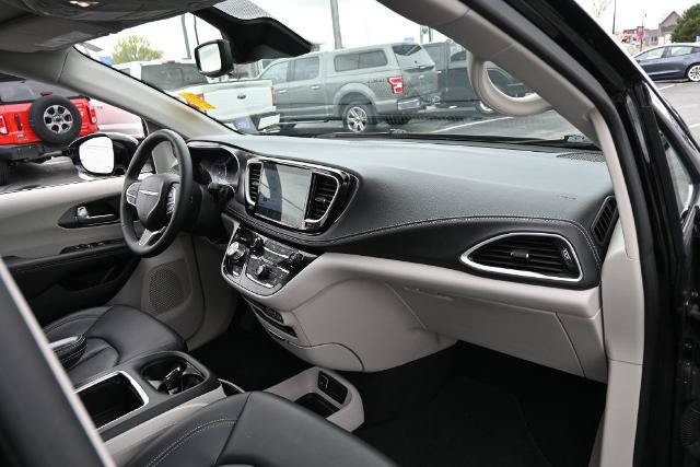 Used 2024 Chrysler Pacifica Touring-L AWD/4WD image 22