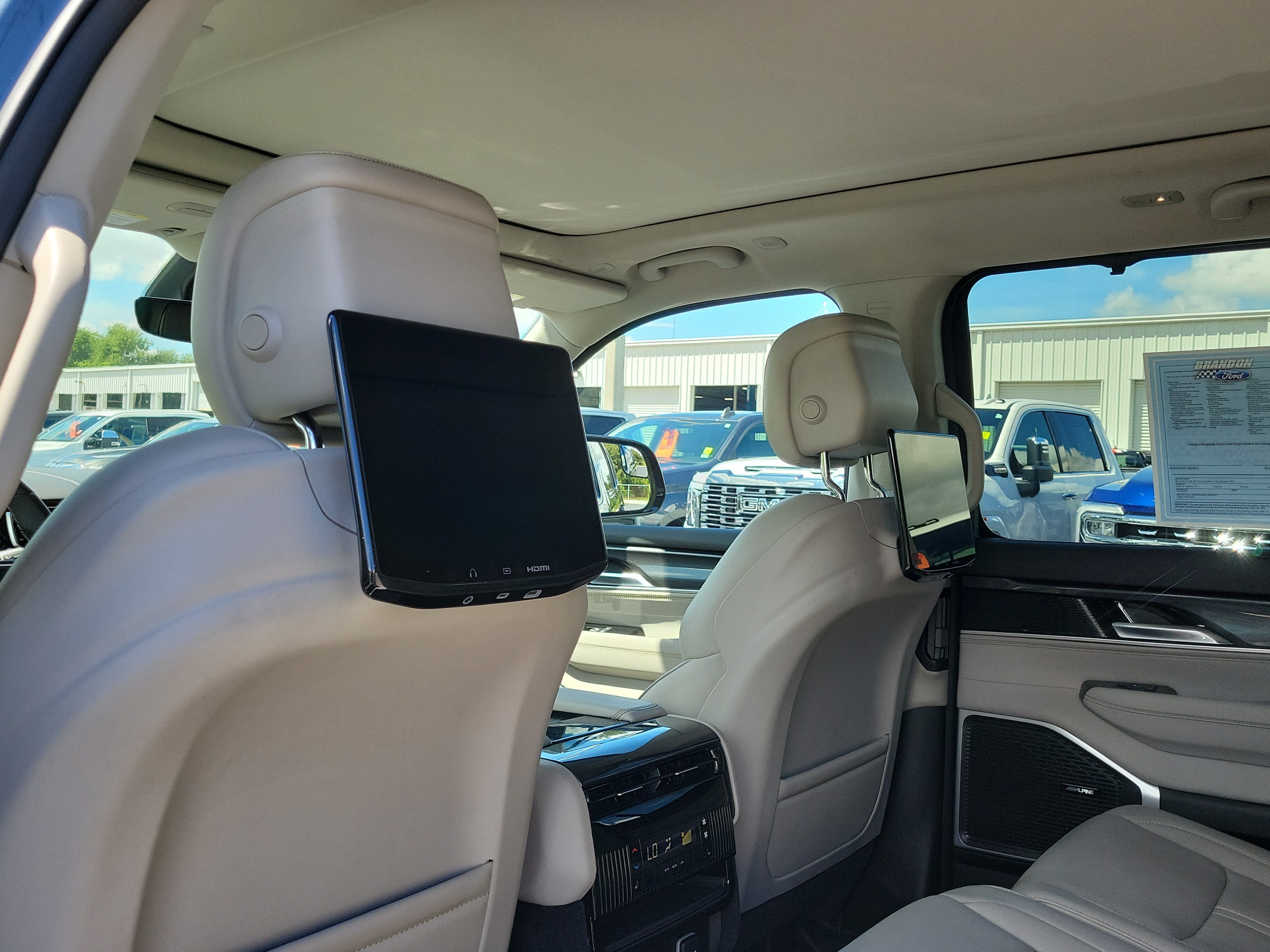 Used 2023 Jeep Wagoneer 4WD w/ Premium Group I image 13