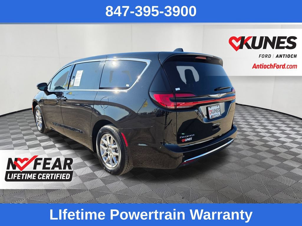 Used 2024 Chrysler Pacifica Touring-L FWD image 5