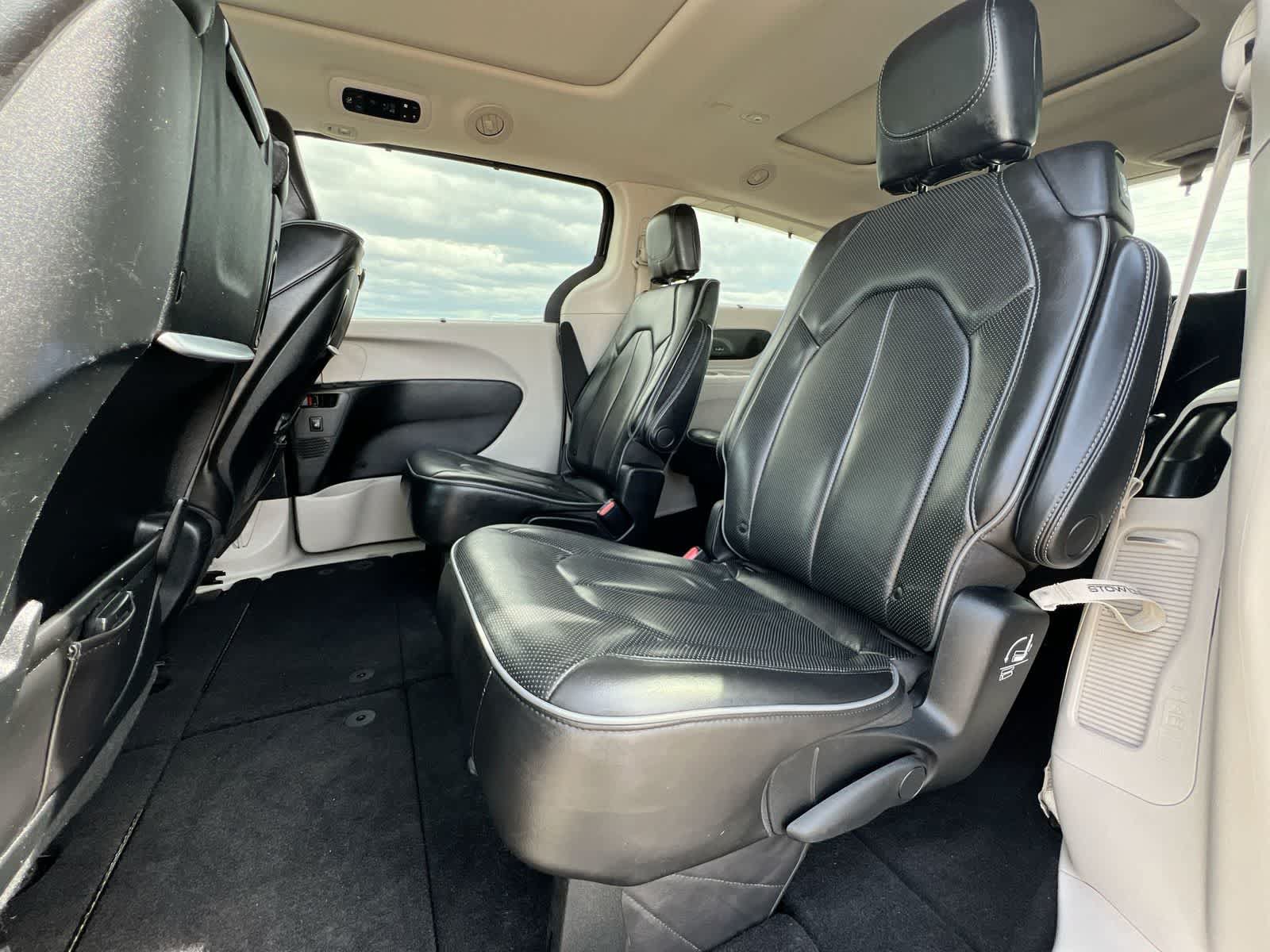 Used 2019 Chrysler Pacifica Limited w/ Tire & Wheel Group FWD image 19