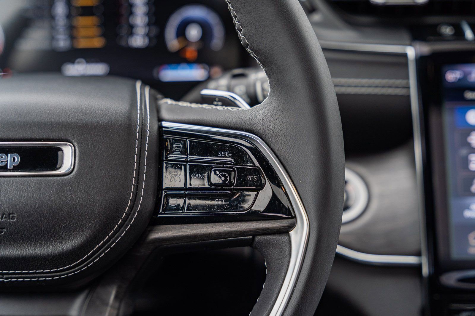 Used 2023 Jeep Grand Cherokee L Overland w/ Rear Seat Video Group I image 39