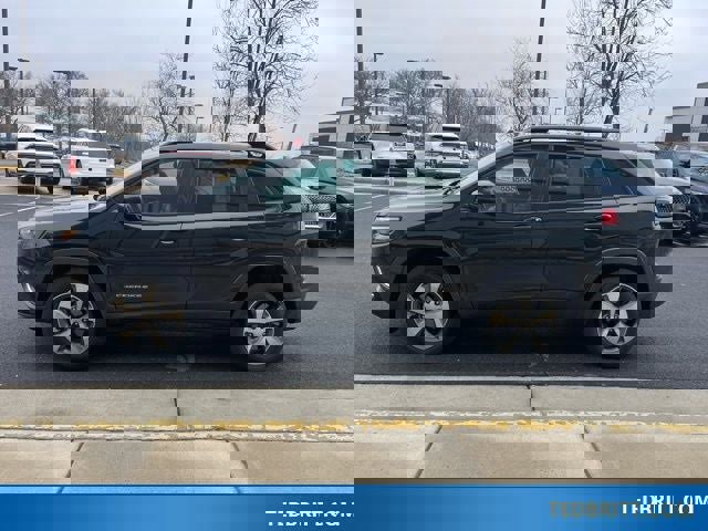 Used 2022 Jeep Cherokee Limited image 2