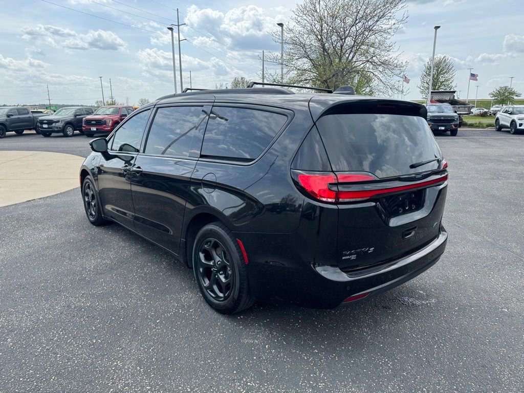 Used 2021 Chrysler Pacifica Limited w/ S Appearance Package FWD image 3