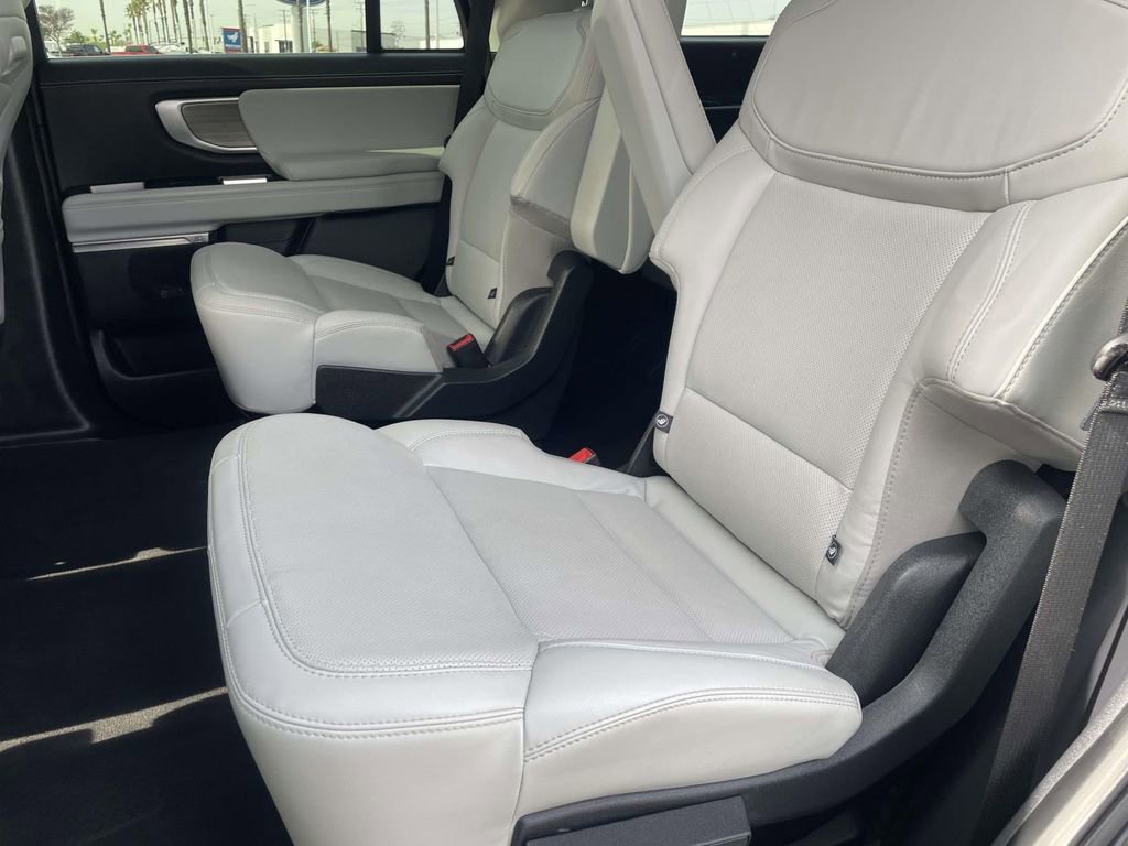 Certified 2025 Ford Expedition Platinum image 25