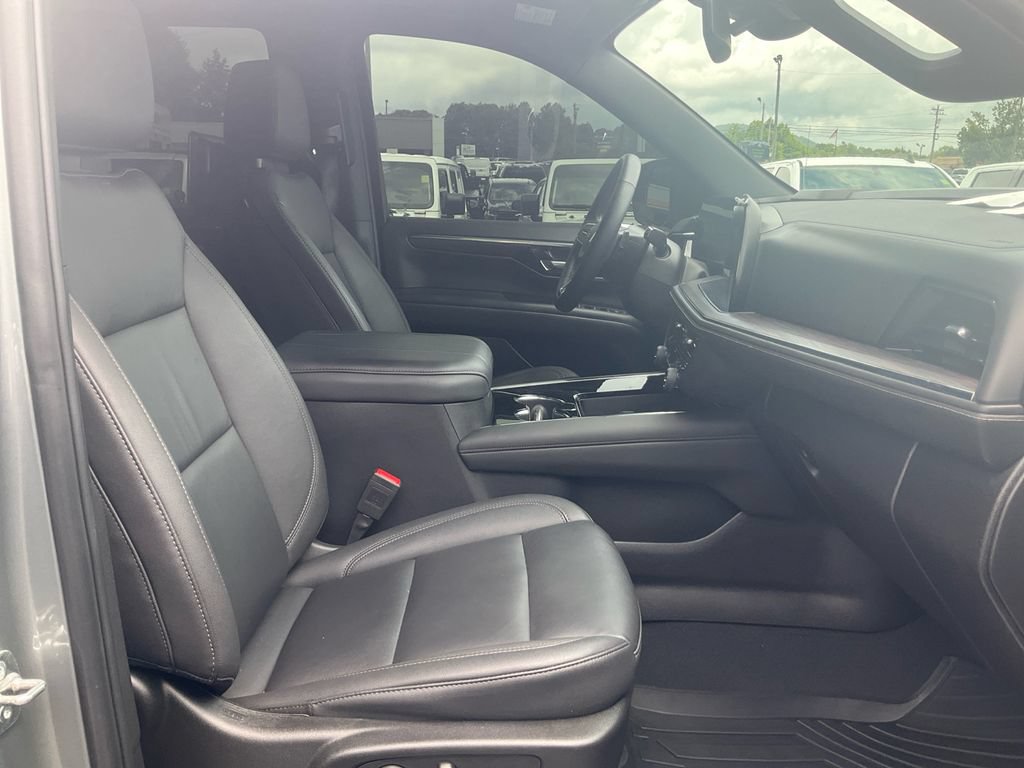 Used 2025 Chevrolet Tahoe Z71 w/ Comfort Package AWD/4WD image 12