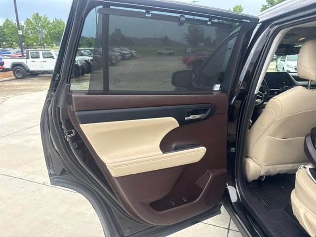 Used 2021 Toyota Highlander XLE FWD image 34