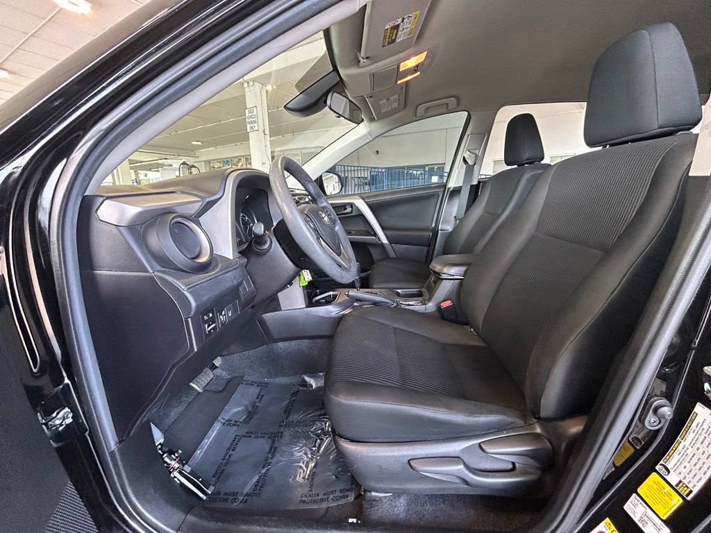 Used 2018 Toyota RAV4 LE FWD image 10
