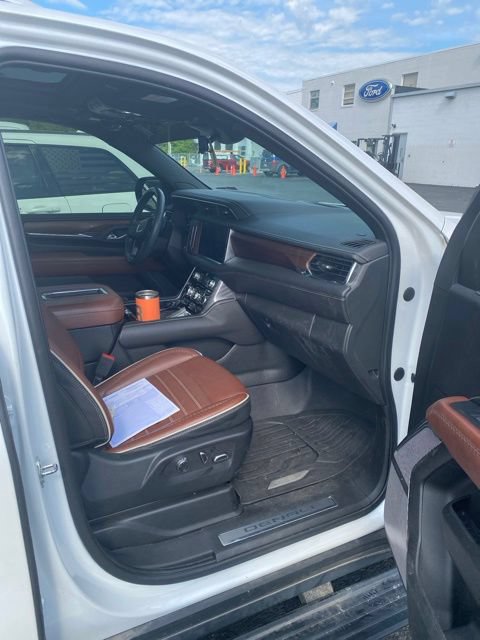 Used 2023 GMC Yukon XL Denali Ultimate AWD/4WD image 5