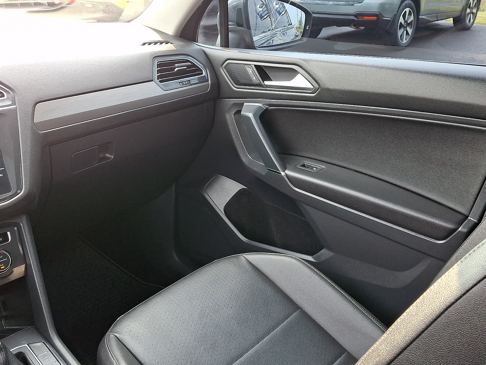 Used 2020 Volkswagen Tiguan SEL AWD/4WD image 16