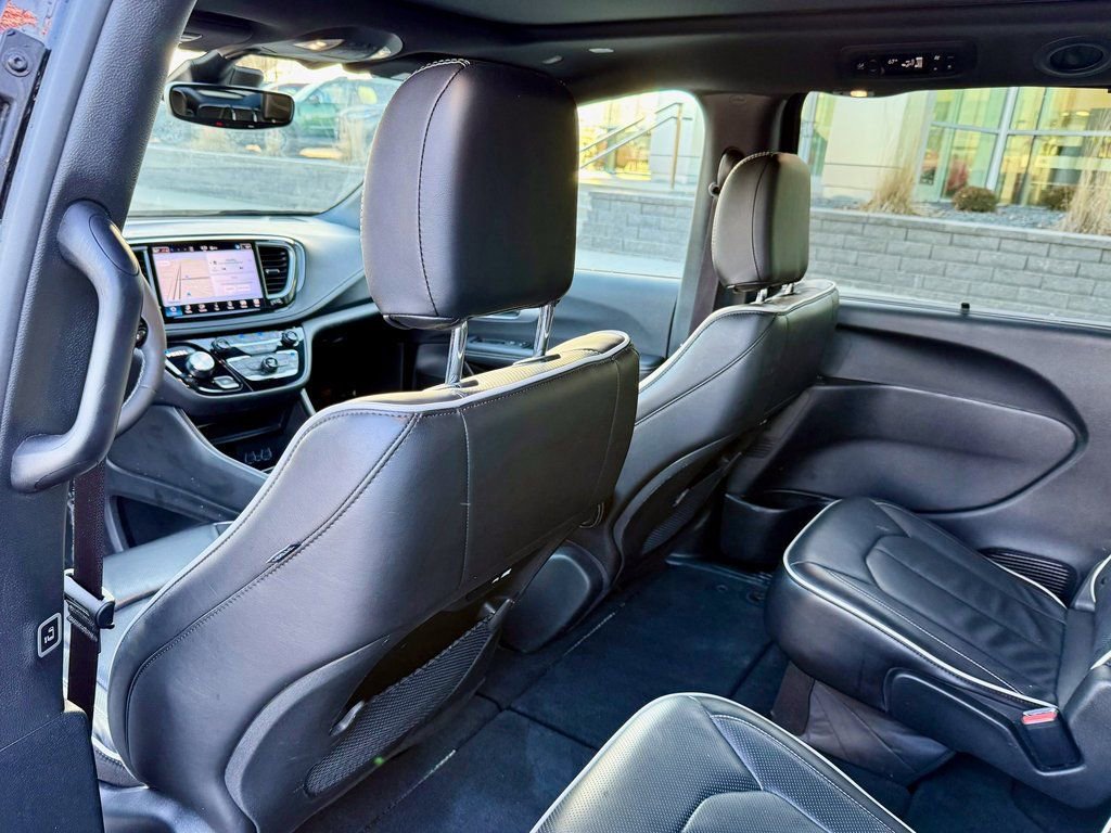 Used 2025 Chrysler Pacifica Limited image 12