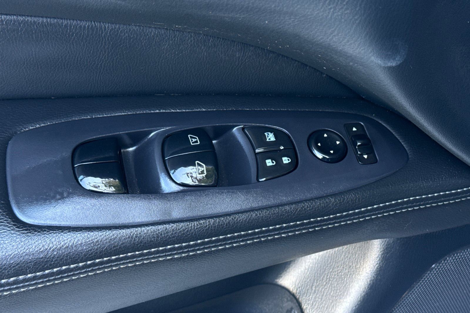 Used 2020 Nissan Pathfinder SL FWD image 13