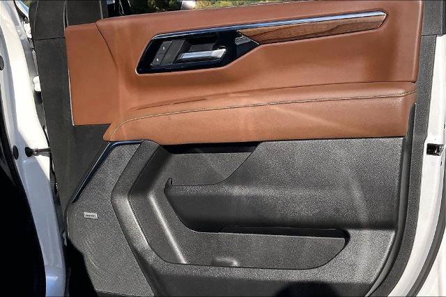 Used 2025 Chevrolet Suburban High Country RWD image 23