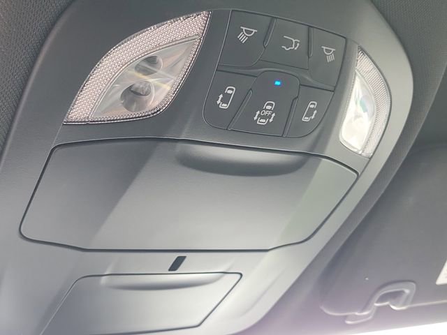 Used 2025 Chrysler Pacifica Select image 18