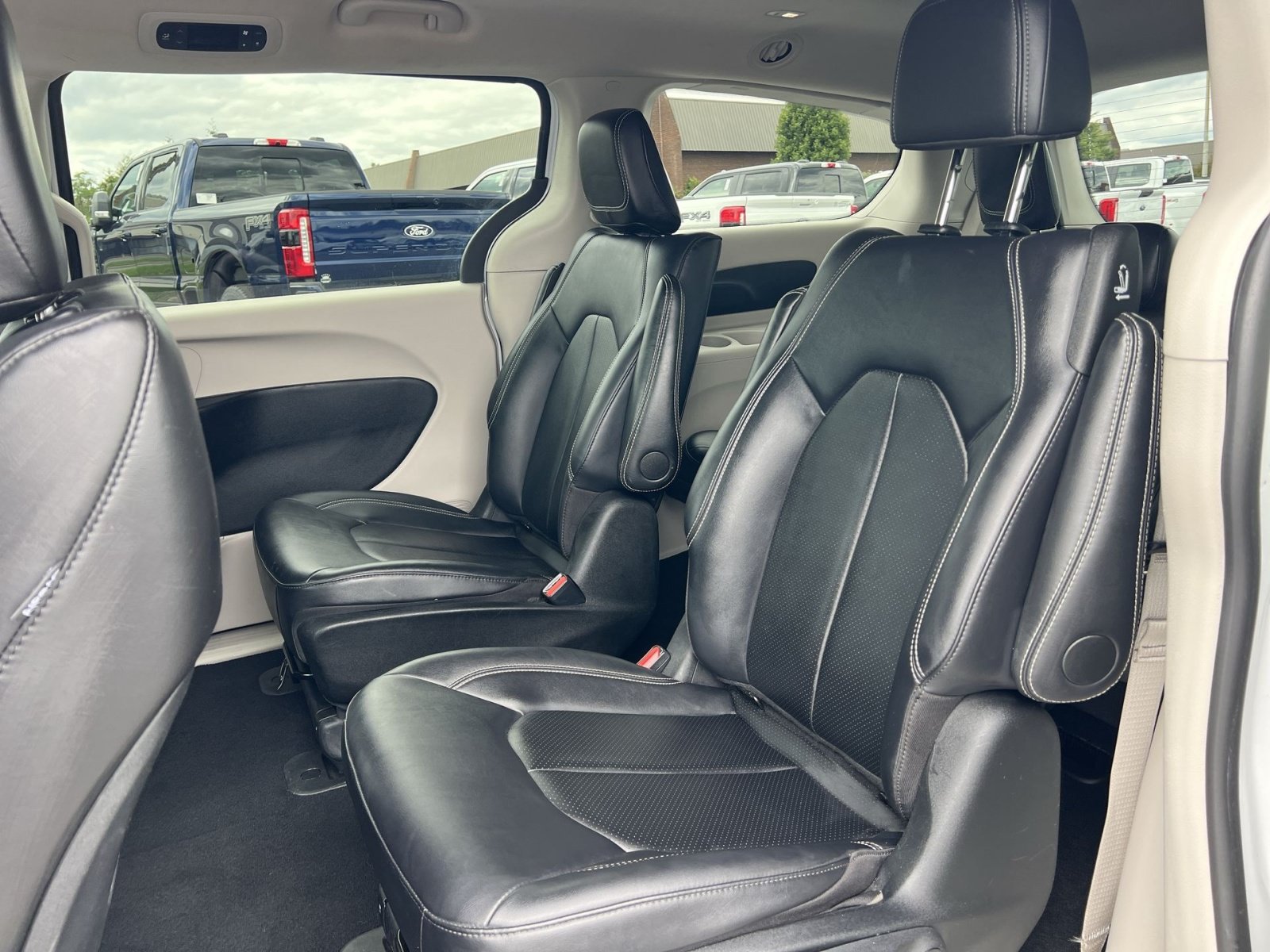 Used 2024 Chrysler Pacifica Limited FWD image 24