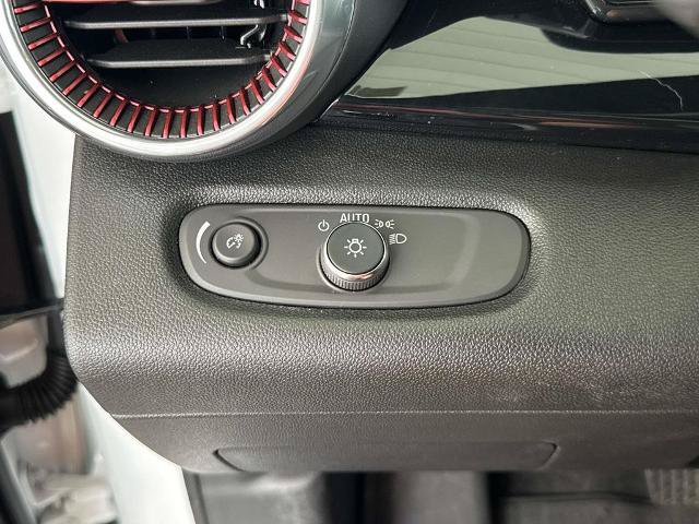 Used 2025 Chevrolet Trax RS w/ Sunroof Package FWD image 25