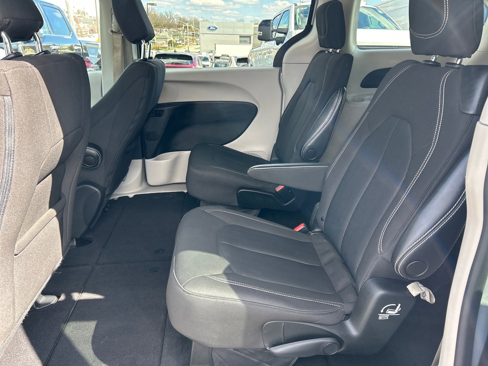 Used 2022 Chrysler Voyager LX image 11