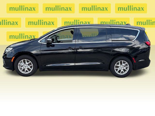 Used 2024 Chrysler Pacifica Touring-L FWD image 11