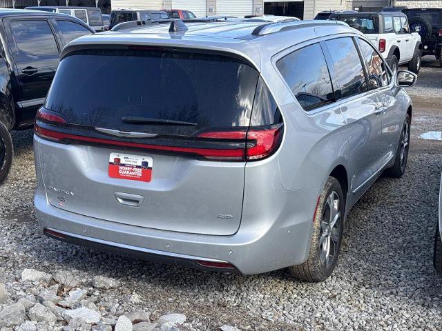 Used 2024 Chrysler Pacifica Pinnacle image 4