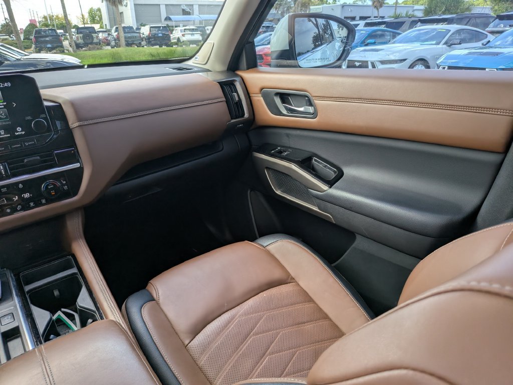 Used 2024 Nissan Pathfinder Platinum w/ Black Appearance Package FWD image 18