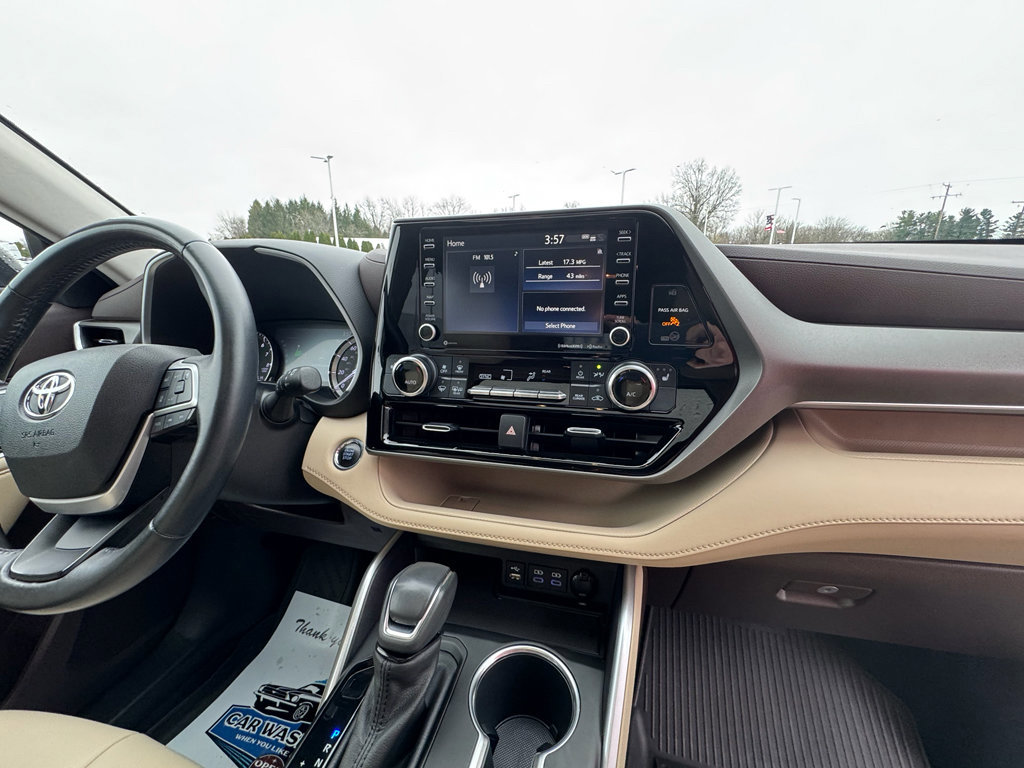 Used 2022 Toyota Highlander XLE AWD/4WD image 15