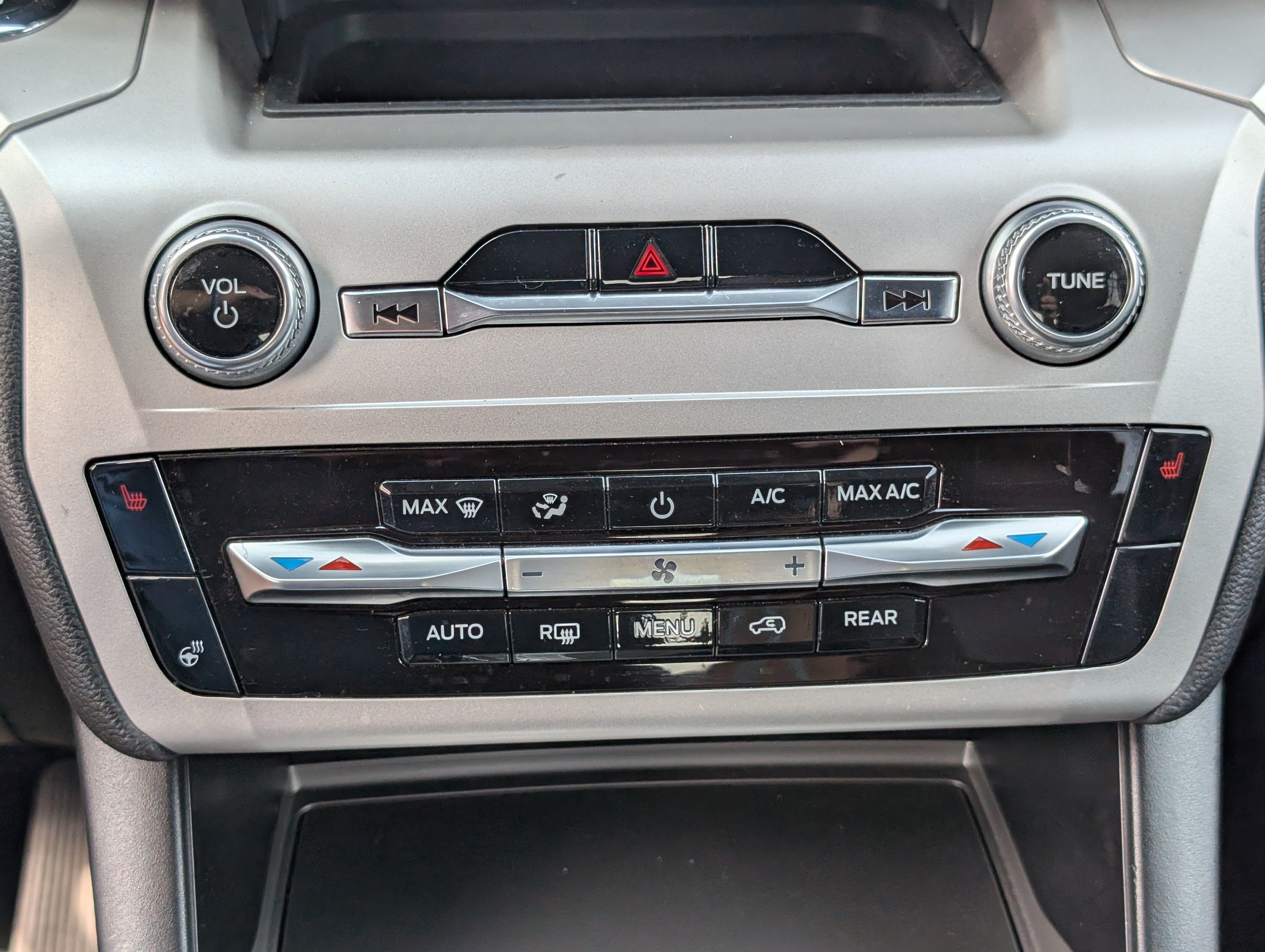 Certified 2020 Ford Explorer XLT w/ Equipment Group 202A AWD/4WD image 31