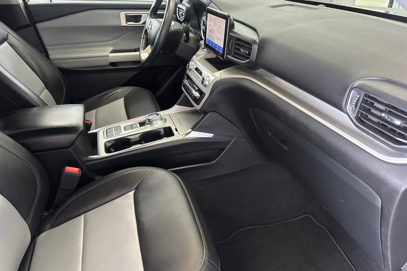 Certified 2023 Ford Explorer XLT w/ Equipment Group 202A RWD image 19