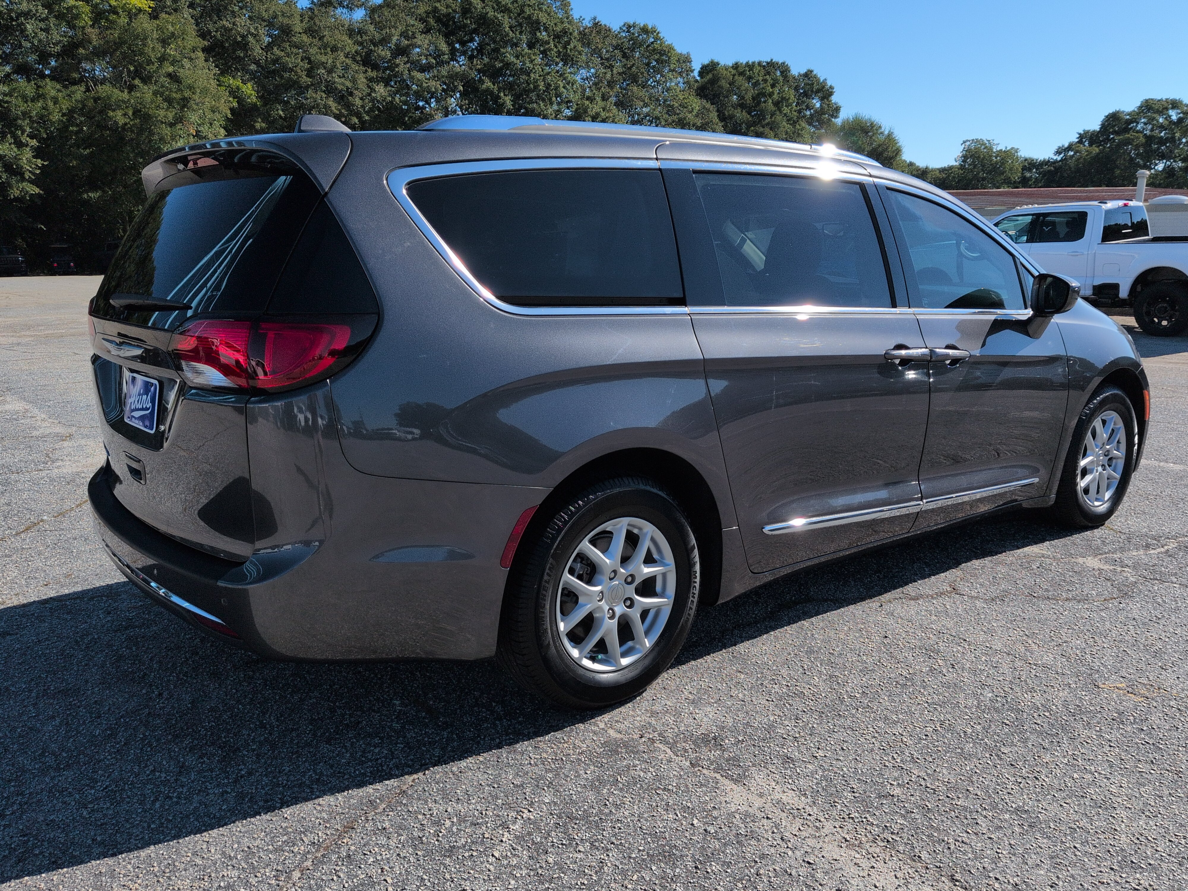 Used 2020 Chrysler Pacifica Touring-L FWD image 3