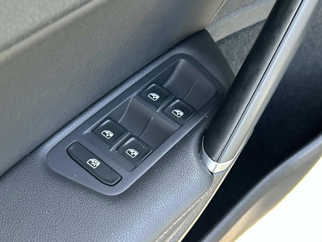 Used 2018 Volkswagen Golf SE FWD image 29