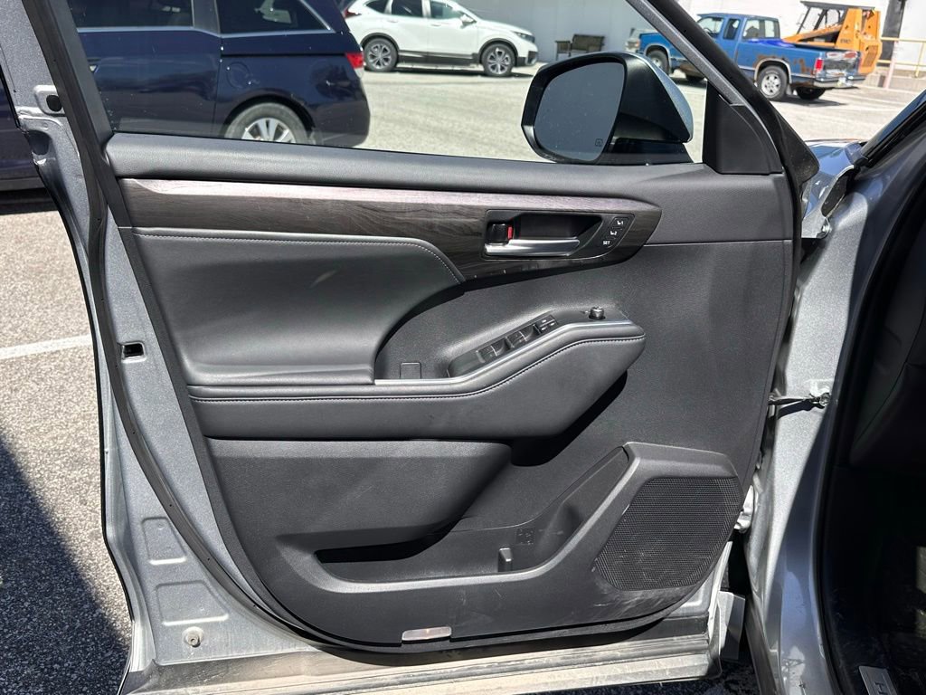 Used 2024 Toyota Highlander Limited AWD/4WD image 12